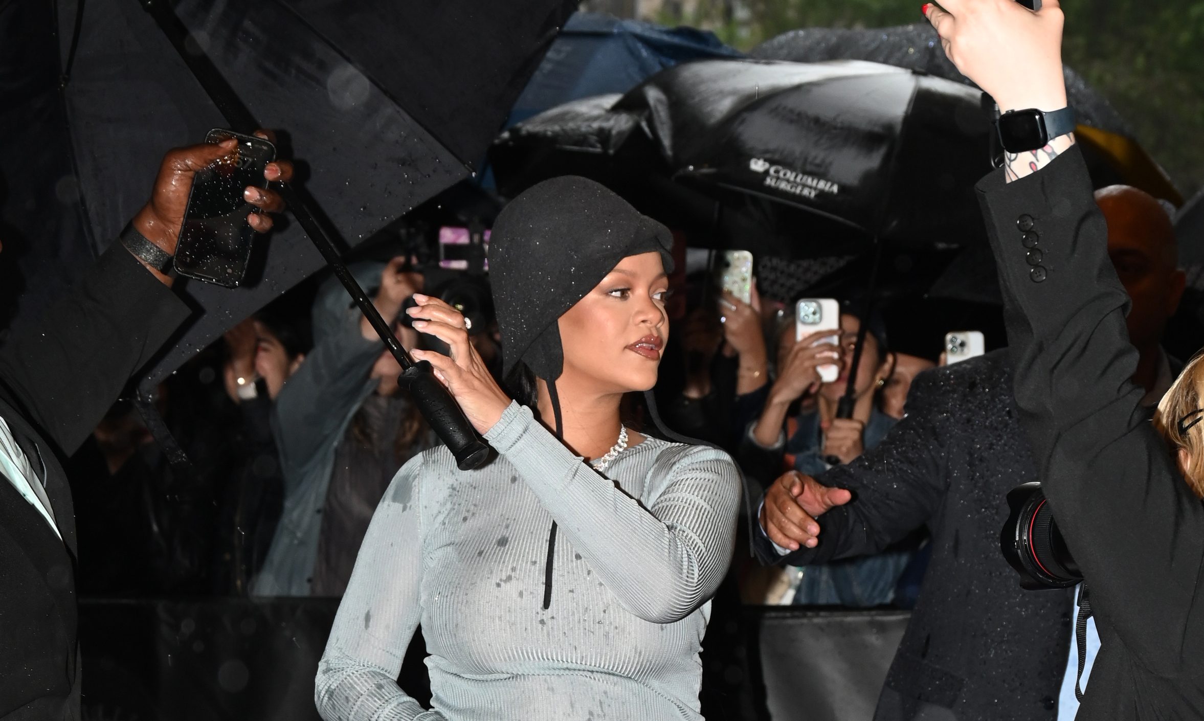 Rihanna debuta el embarazo en Met Gala 2025 con un aspecto adecuado