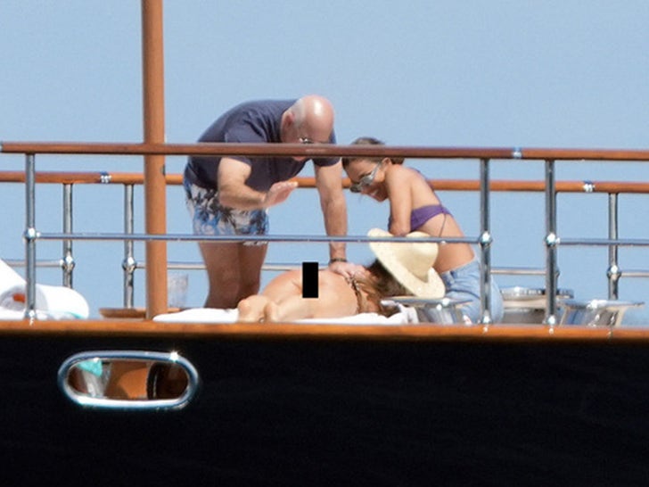 Jeff Bezos y Lauren Sánchez obtienen mano en un tremendo yate en el sur de Francia