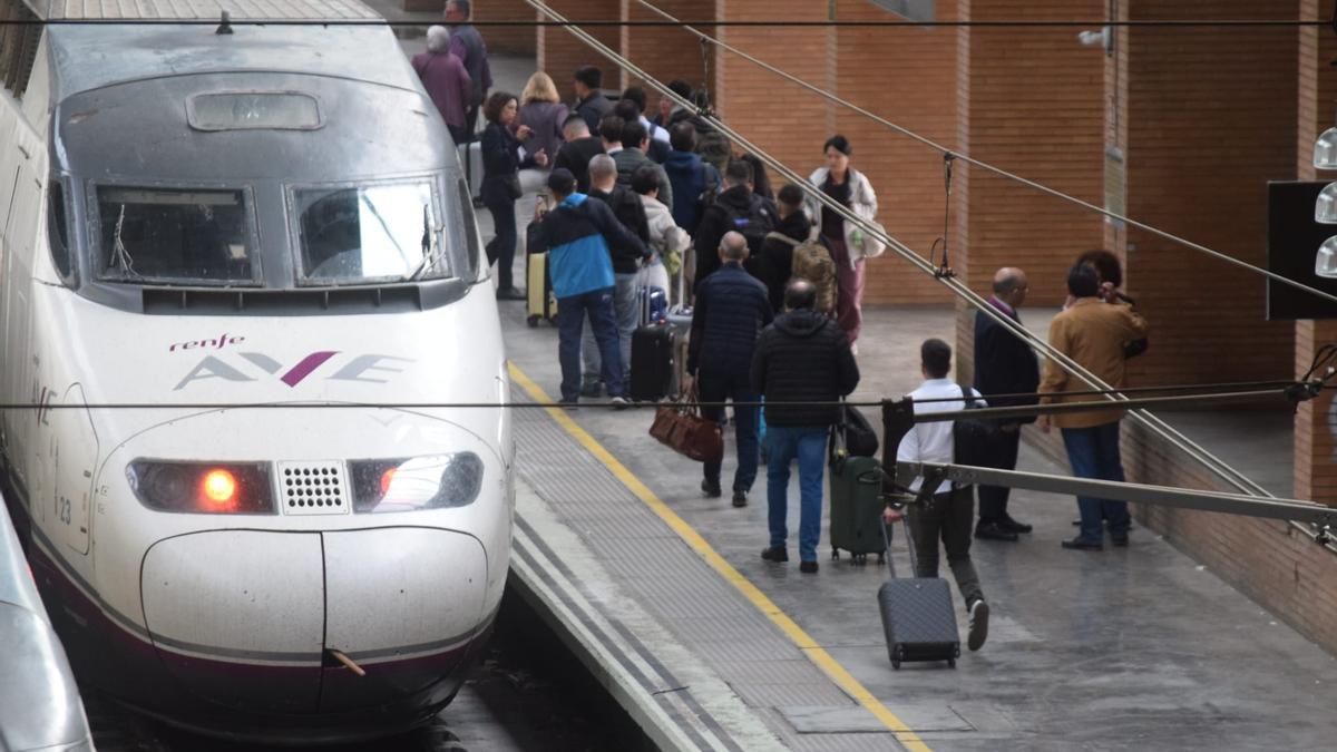 Sabotaje Trenes | La Junta de Andalucía Responsabiliza A ÓScar Puente del Caos Ferroviario: “El Gobierno es Quien Sabotea Renfe”