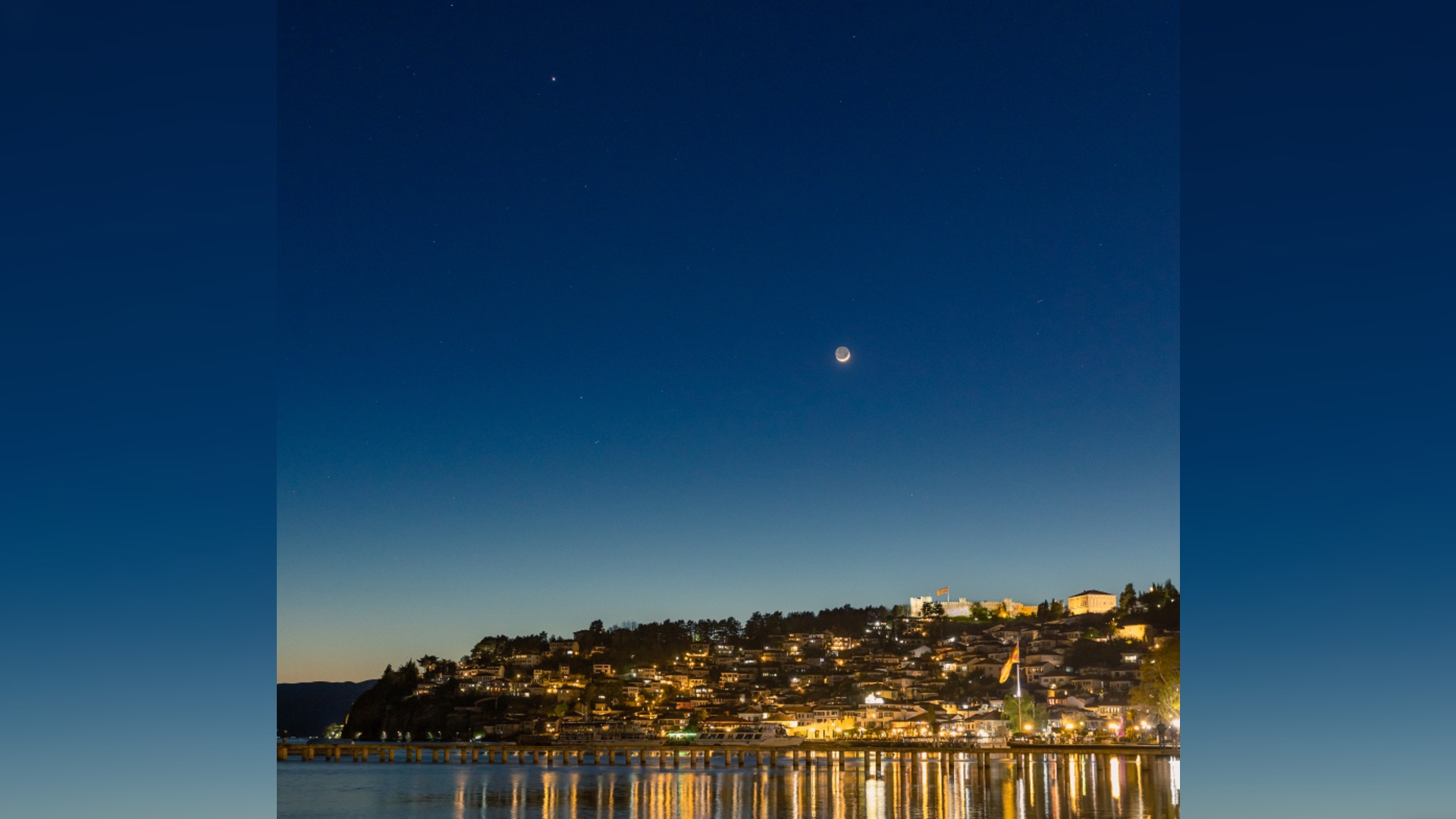 El astrofotógrafo captura la Luna y Júpiter suspendidos sobre uno de los lagos más antiguos de Europa (foto)