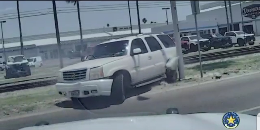 Texas DPS persigue el contratiempo imprudente del contrabandista de alienígena ilegal en persecución de alta velocidad, usa maniobra en boxes para detener el vehículo (video) | El experto de la puerta de entrada