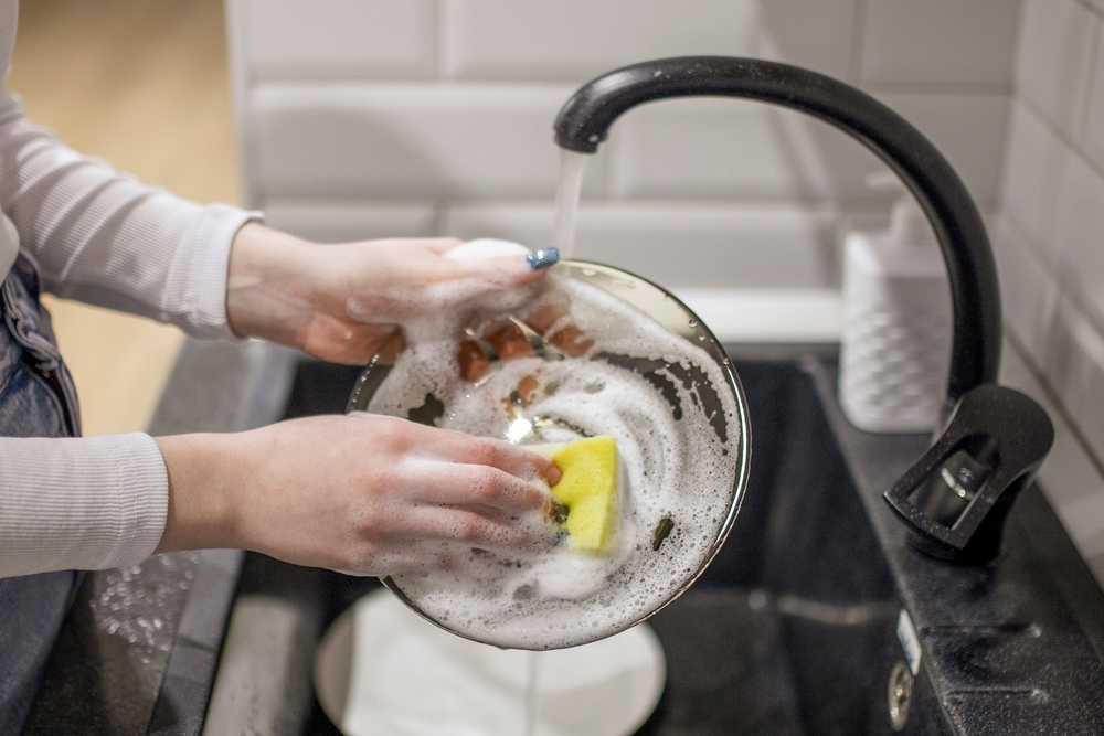 Para evitar la acumulación de bacterias, abandone la esponja de la cocina y cambie a un cepillo en su lugar