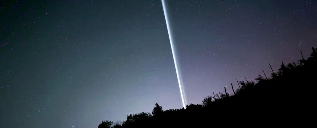 La racha brillante aparece sobre nosotros durante la tormenta de Aurora, los observadores de Skys Mystifying: Sciencealert