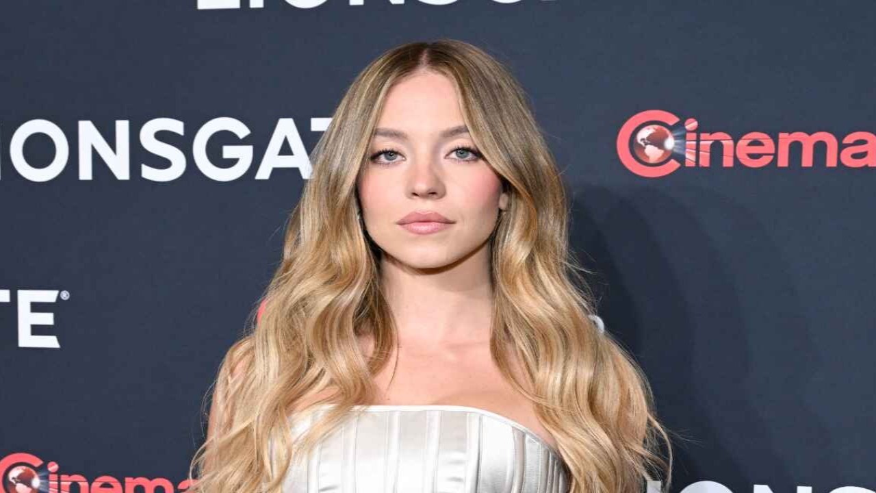 Sydney Sweeney habla sobre ser ‘soltero’ por primera vez desde que Jonathan Davino se separó: ‘Aprendiendo mucho …’