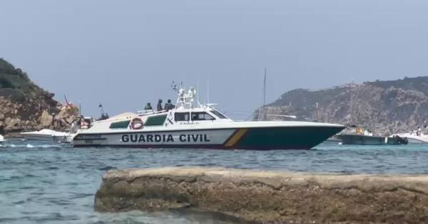 Busque una pareja que falte en el mar fuera de Mallorca