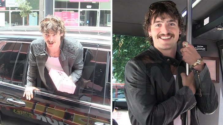 Benson Boone Palms Out Cookies, canta ‘cumpleaños completamente satisfecho’ en TMZ Tour Bus