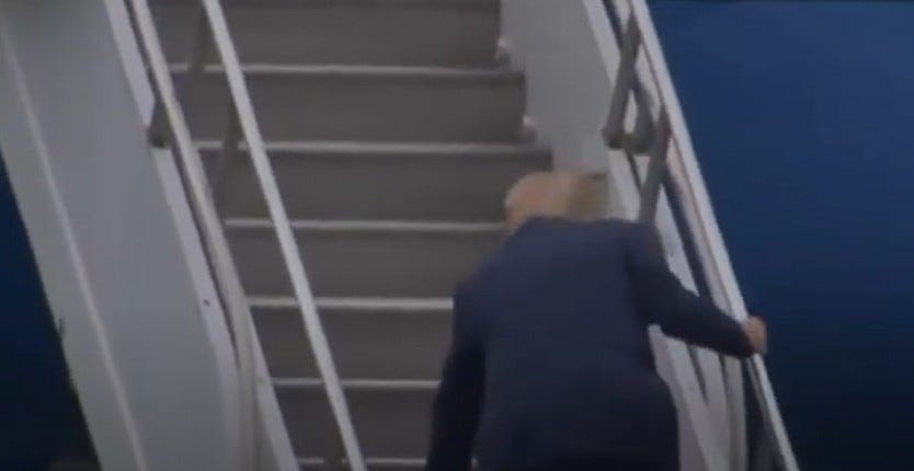 Trump está en tan severo declive que casi se cae abordando la Fuerza Aérea una