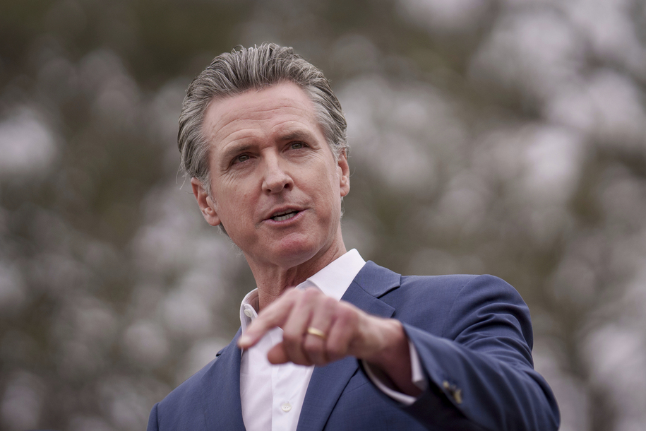 Gavin Newsom está arrastrando la salida de propaganda favorita de Trump a la corte