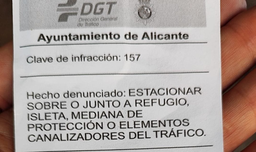 Alerta de estafa: los automovilistas de Alicante encuentran boletos de estacionamiento falsos en los parabrisas del automóvil