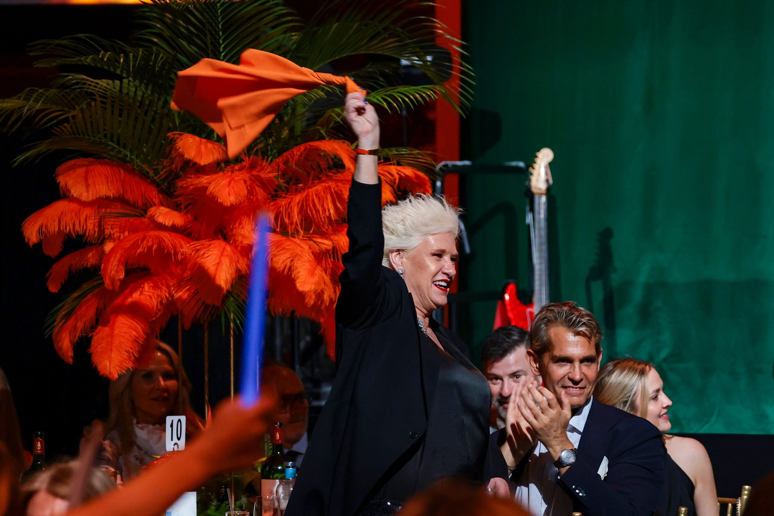 Anne Burrell encontró muerto junto a docenas de píldoras: informe