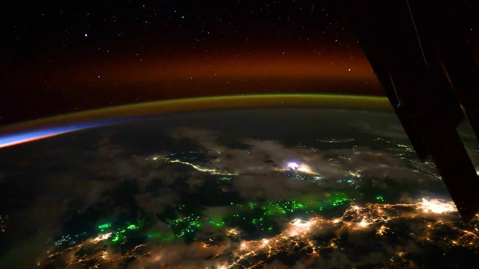 El astronauta de la NASA a bordo de ISS captura una colorida aurora en imágenes del lapso de tiempo de la Tierra del espacio (video)
