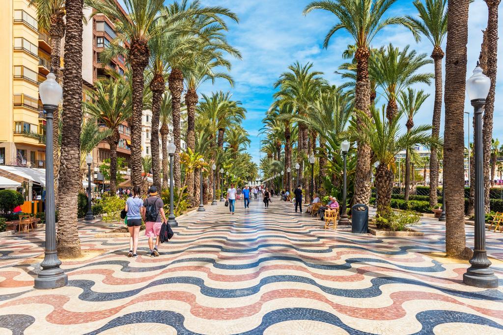 La policía rápidamente encuentra a un hijo autista perdido de turistas británicos angustiados en Alicante