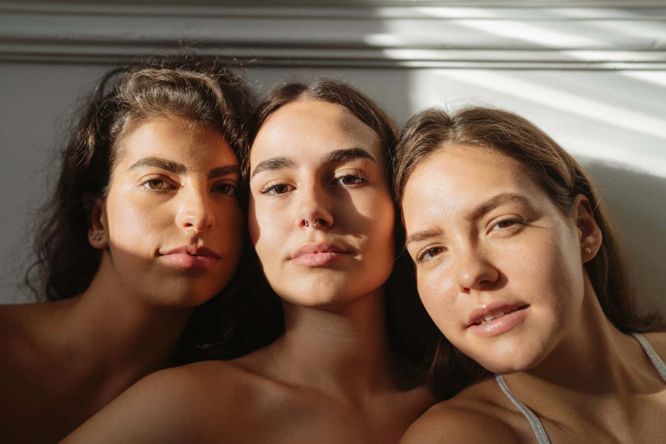Las mujeres encuentran las caras de otras mujeres aún más atractivas que los hombres