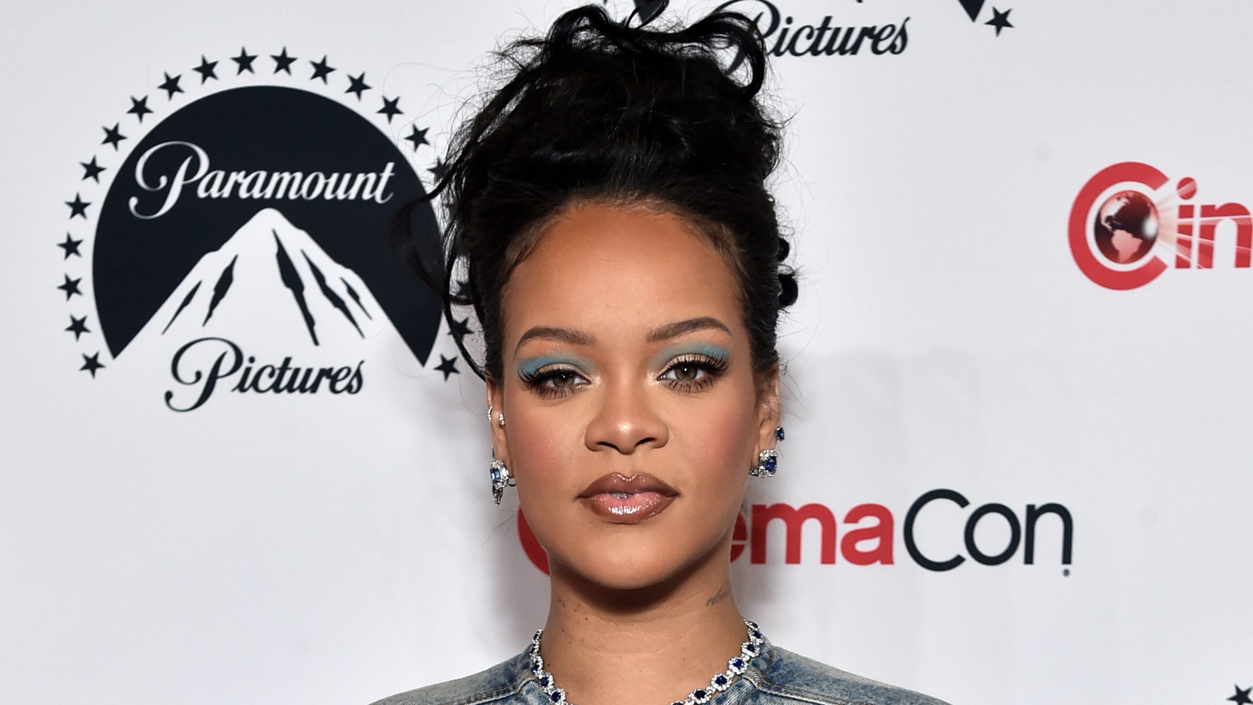 Rihanna sale después del fallecimiento de papá, las redes sociales reaccionan