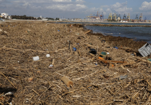 Los premios de la ‘bandera negra’ de España para la contaminación de la playa incluyen uno para desastre de inundaciones en Valencia