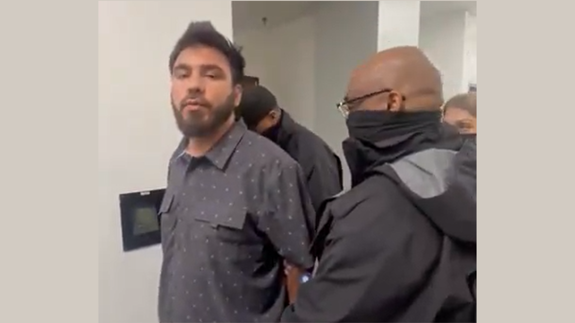 Los agentes de ICE enmascarados arrestan al aliado afgano después de la audiencia en la corte de inmigración
