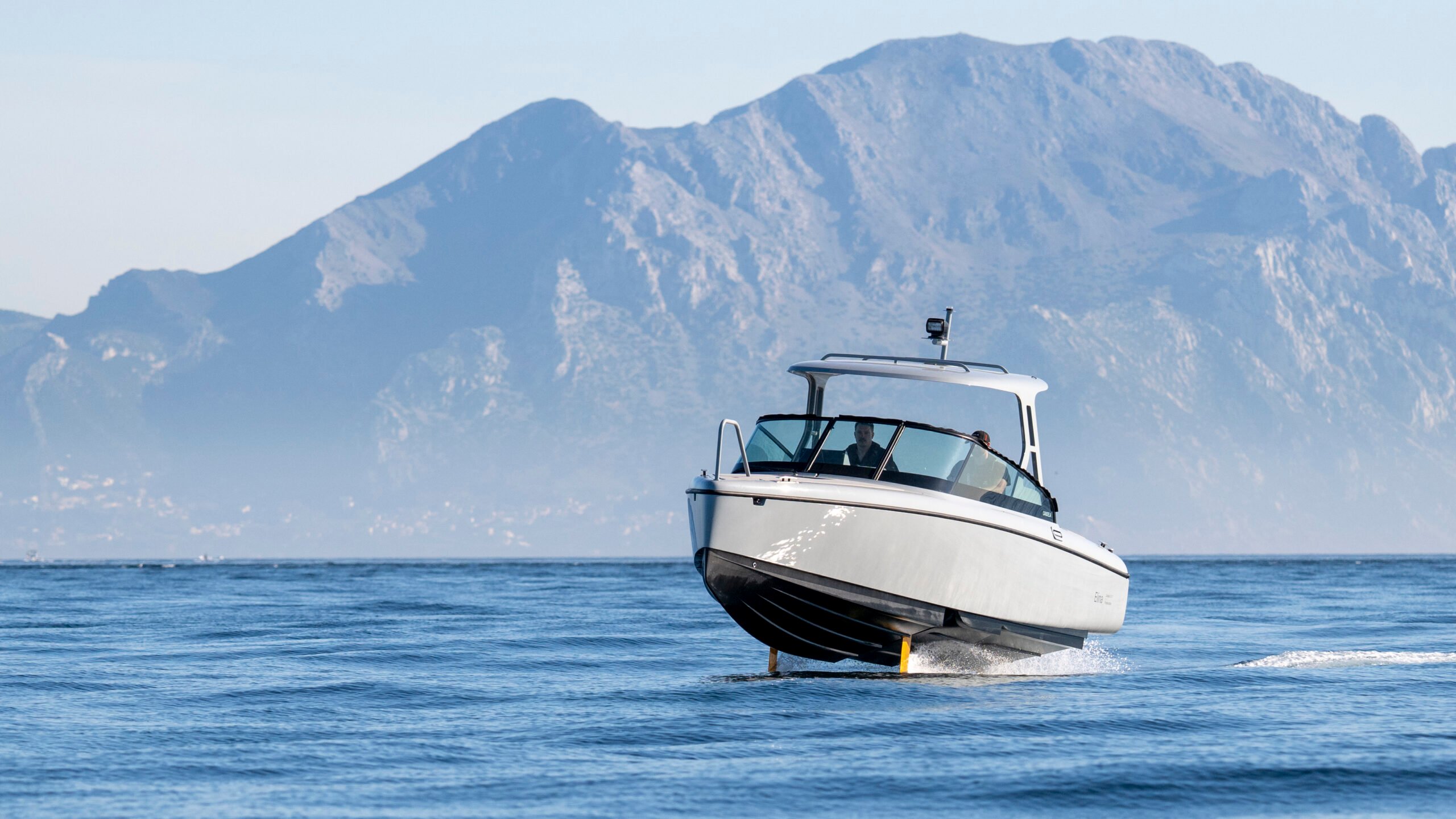 El ferry eléctrico salta a través del mar desde España hasta África por solo 8 €