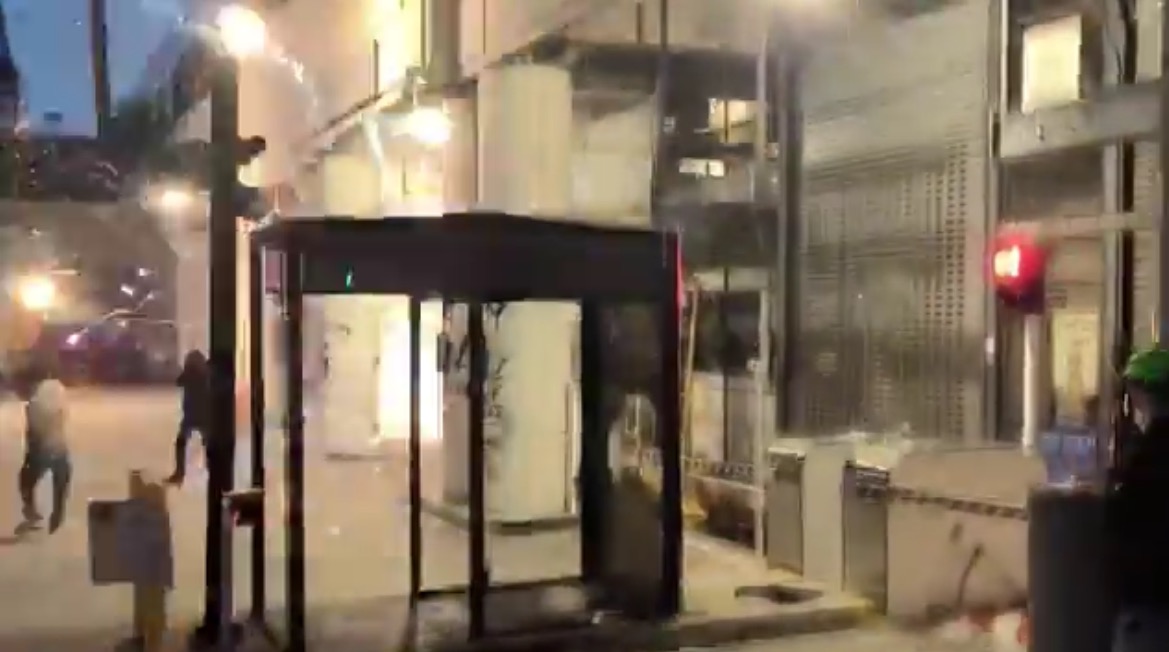 Anti-hielo alborotadores lanzan explosivos en Federal Building en el centro de Los Ángeles (video) | El experto de la puerta de entrada