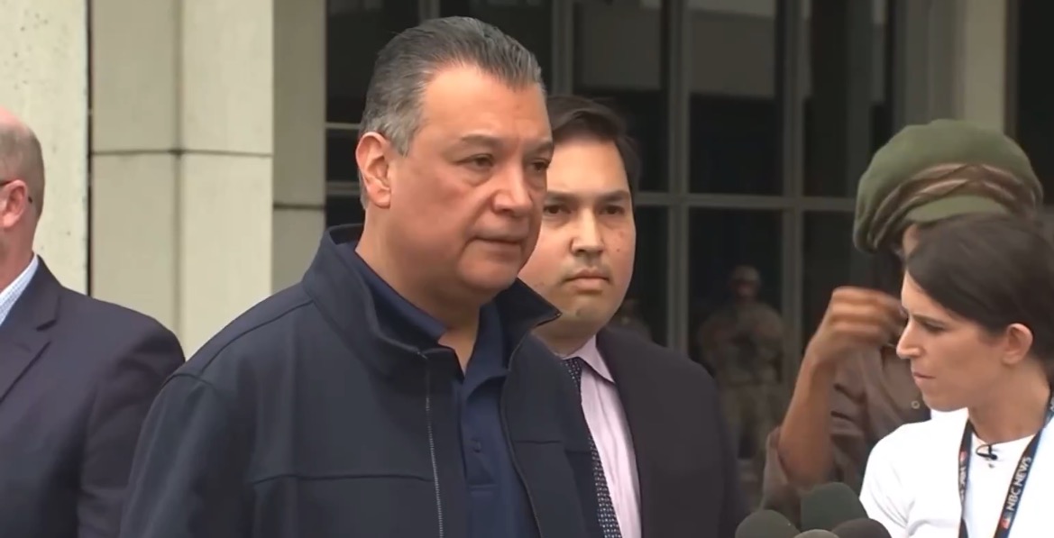 Nace un tema de conversación liberal: ¿Sabías que el senador desquiciado Alex Padilla es un hombre de modales muy suave? (Video) | El experto de la puerta de entrada