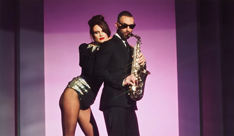 Behati Prinsloo reemplaza a Adam Levine como el cantante principal de Maroon 5 en el video musical ‘All Night’ – ¡Mira ahora!