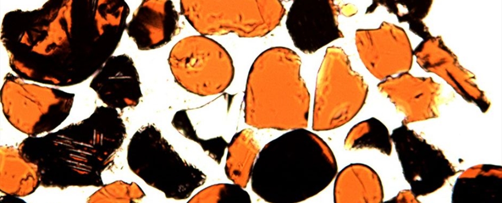 Las ardientes gemas de naranja de la luna revelan secretos de su pasado violento: Sciencealert