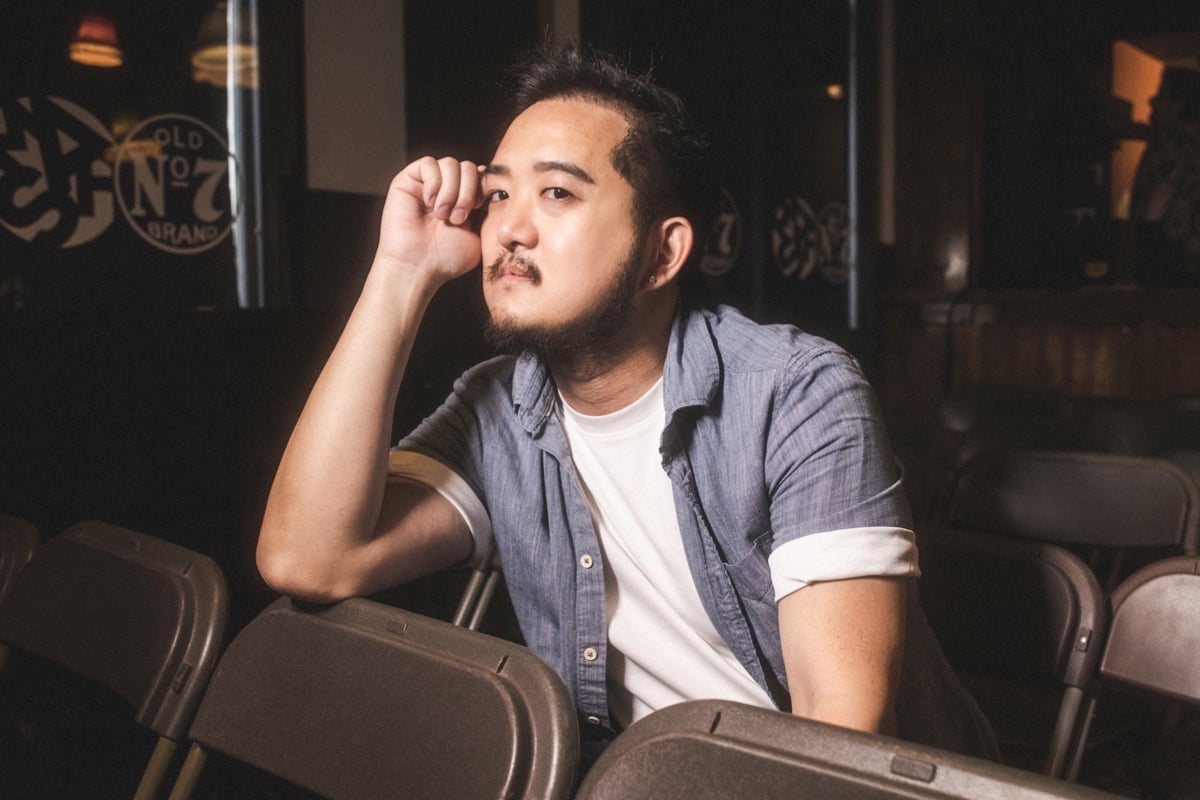 Ricky Sim comparte su experiencia de Gaysia, y muchas risas, en un nuevo programa que sale muerto a la gente