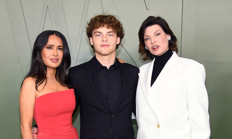 Salma Hayek celebra la graduación de la escuela secundaria de la escuela secundaria de su agustín junto a su madre, la modelo Linda Evangelista
