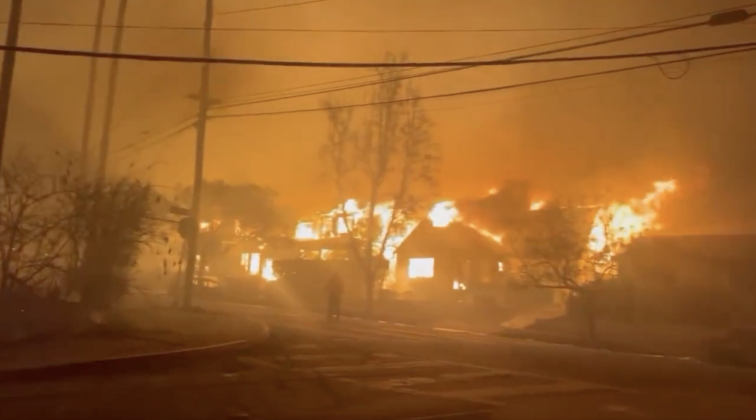 Burocracia: Cientos de residentes de Pacific Palisades eligen vender sus casas en lugar de reconstruir después de incendios | El experto de la puerta de entrada