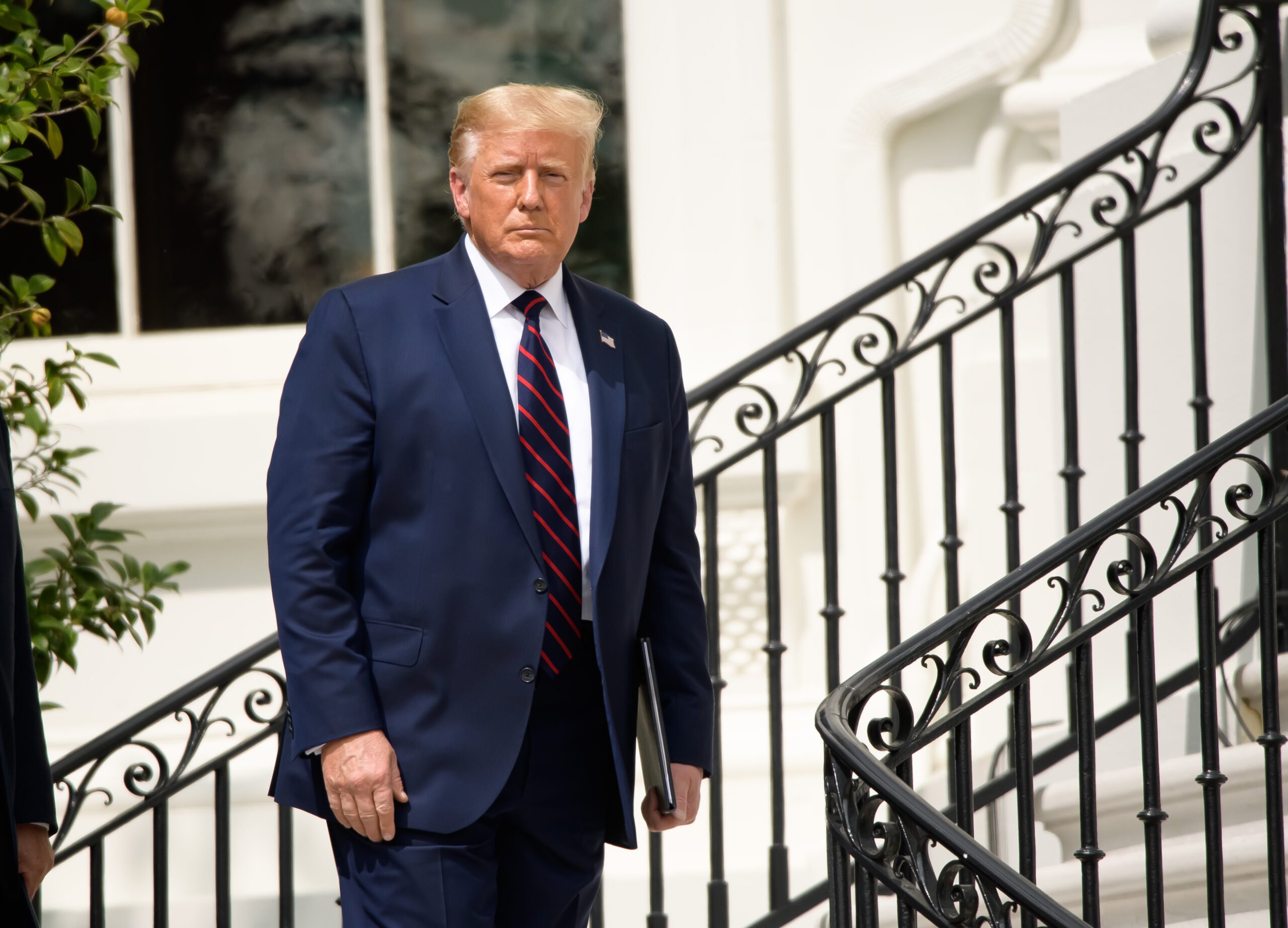 La Casa Blanca revela el nuevo retrato oficial de Trump