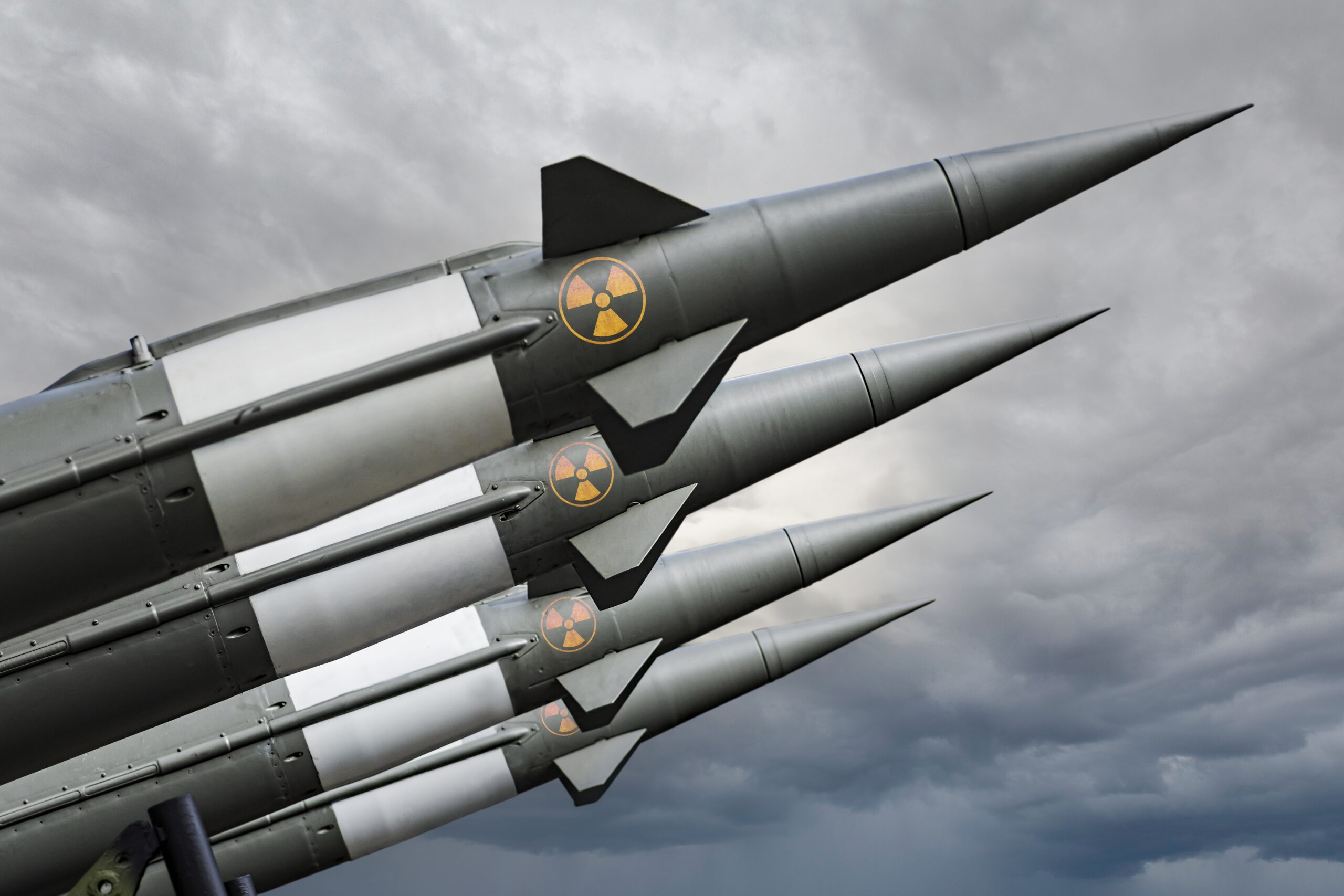 Israel golpea 2 sitios nucleares iraníes, Irán toma represalias