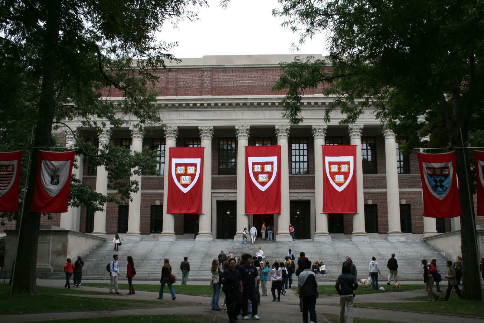 Qué lástima: la Escuela de Gobierno Kennedy de Harvard despidiendo al personal después de los recortes de fondos de Trump | El experto de la puerta de entrada