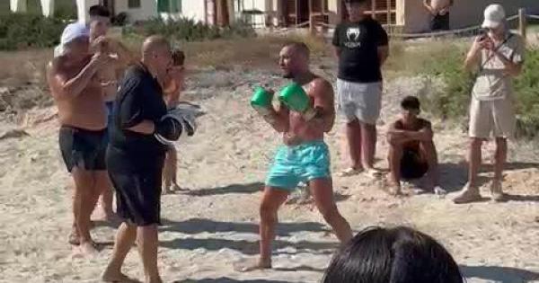 Entrenamiento de boxeo en SA Rapita Beach, Knocks Hatagemakers fuera