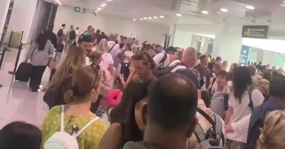 Los turistas británicos atropellados por nuevos retrasos en el control de pasaportes en el aeropuerto de Mallorca