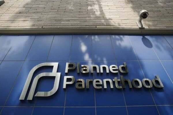 El juez federal impide permanentemente a Trump de desgillar a Planned Parenthood