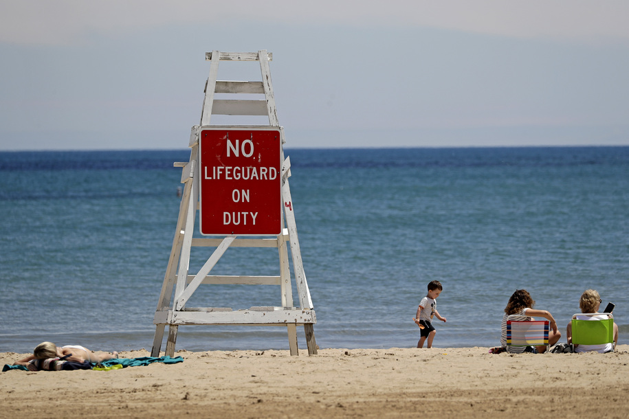 En algunas playas federales, surfe, pero la silla de salvavidas está vacía