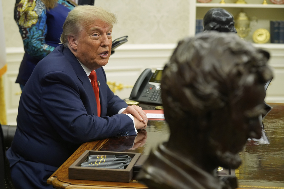 La obsesión de Trump con Coca -Cola mexicana, y el Partido Republicano ataca a los medios públicos