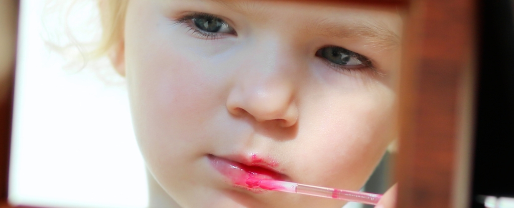 Poner maquillaje a los niños podría arriesgar su salud, muestra el estudio: Sciencealert