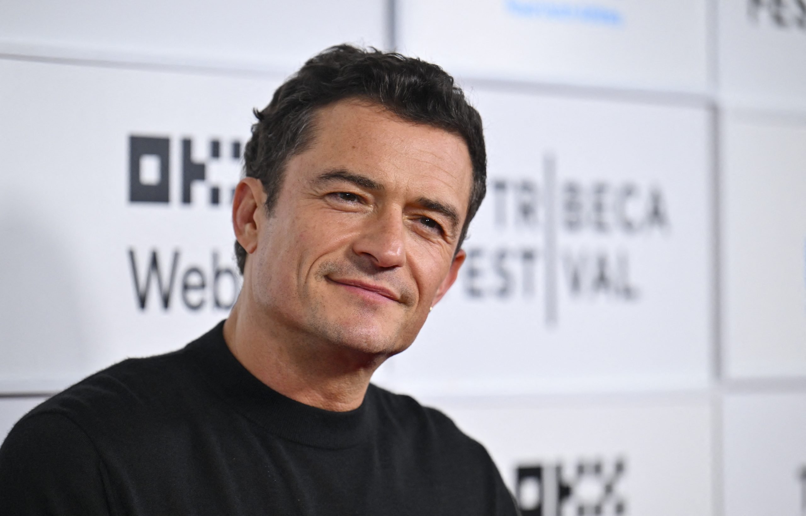Orlando Bloom implica que está “solo” y “triste” a raíz de …