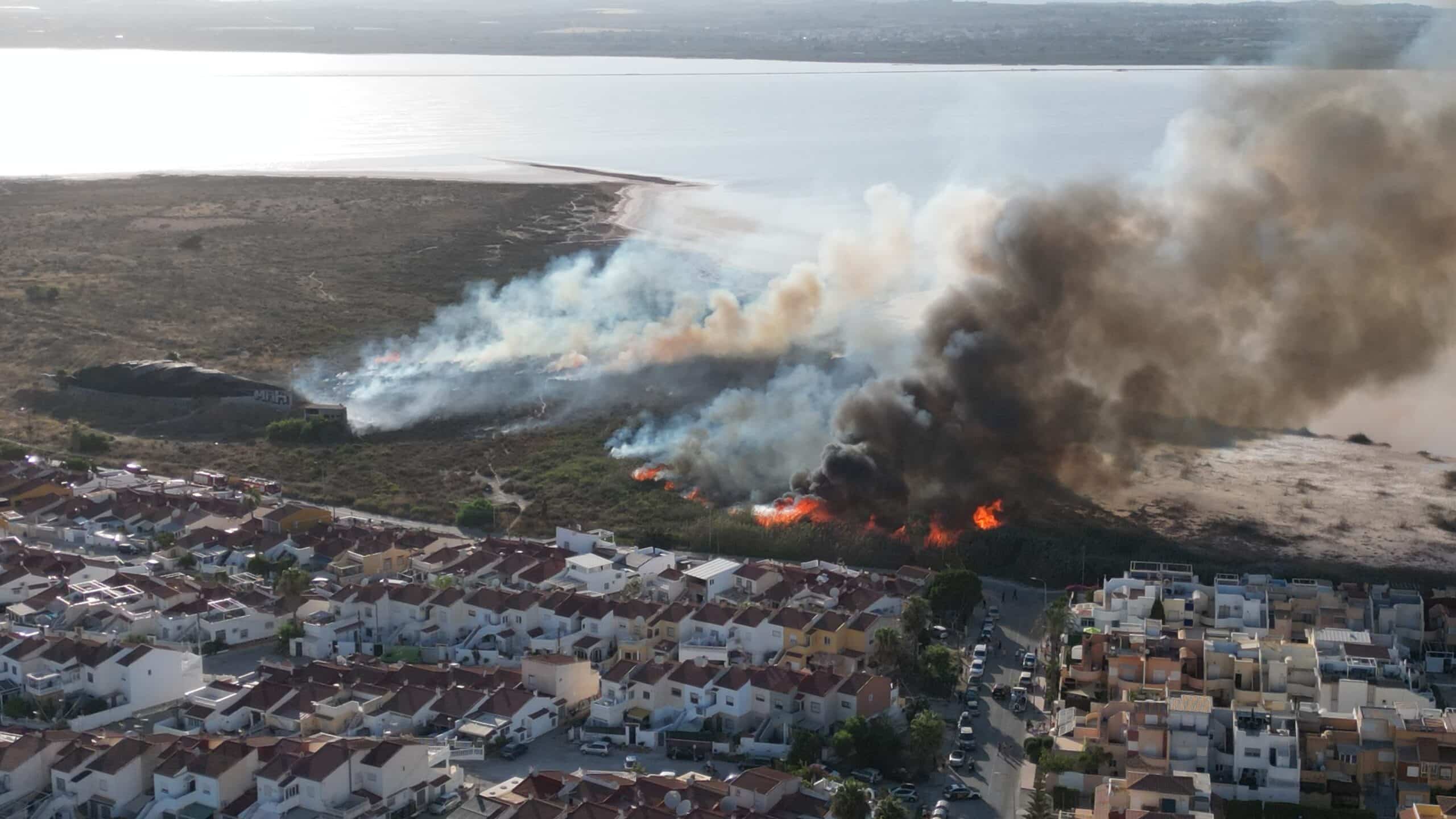 El fuego amenaza las casas de Las Torretas por el abandonado de Torrevieja Spa