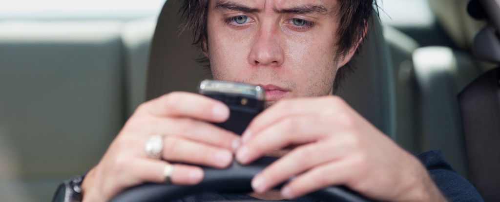 Los conductores adolescentes estadounidenses admiten mirar sus teléfonos para el 21% de cada viaje: Sciencealert