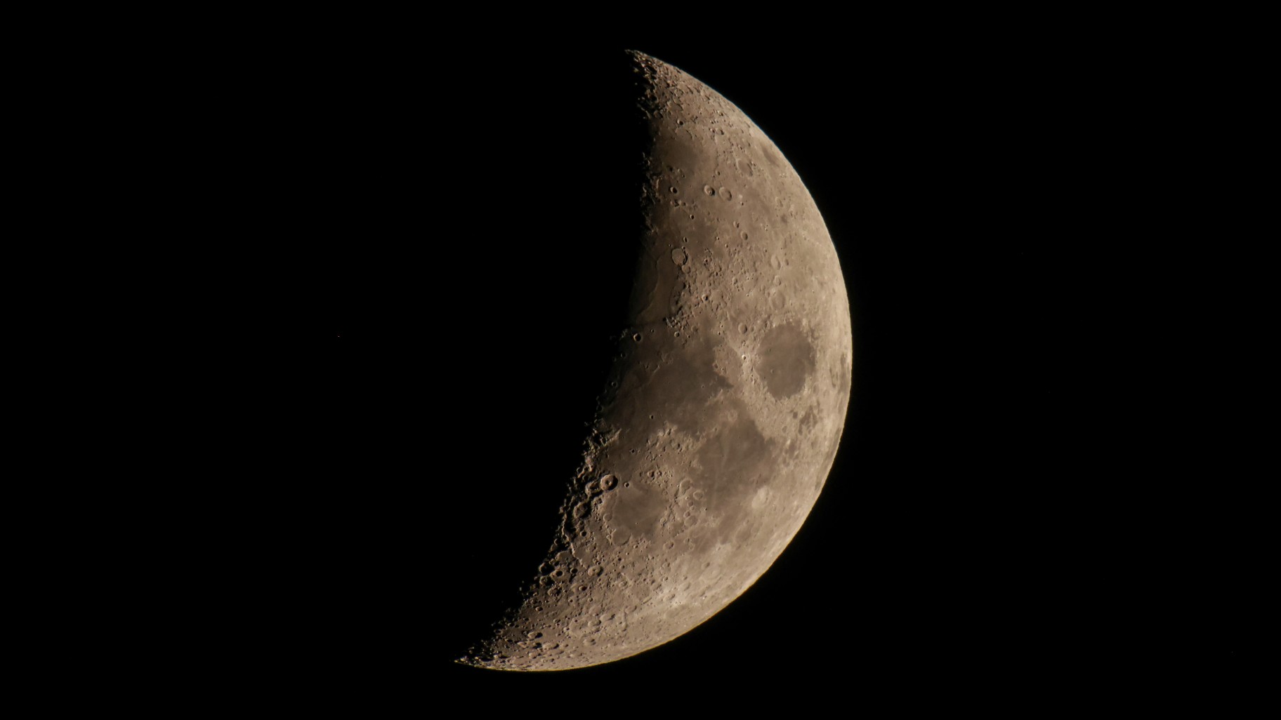 Vea el brillo de luna creciente al lado de la estrella azul espica al atardecer el 30 de julio