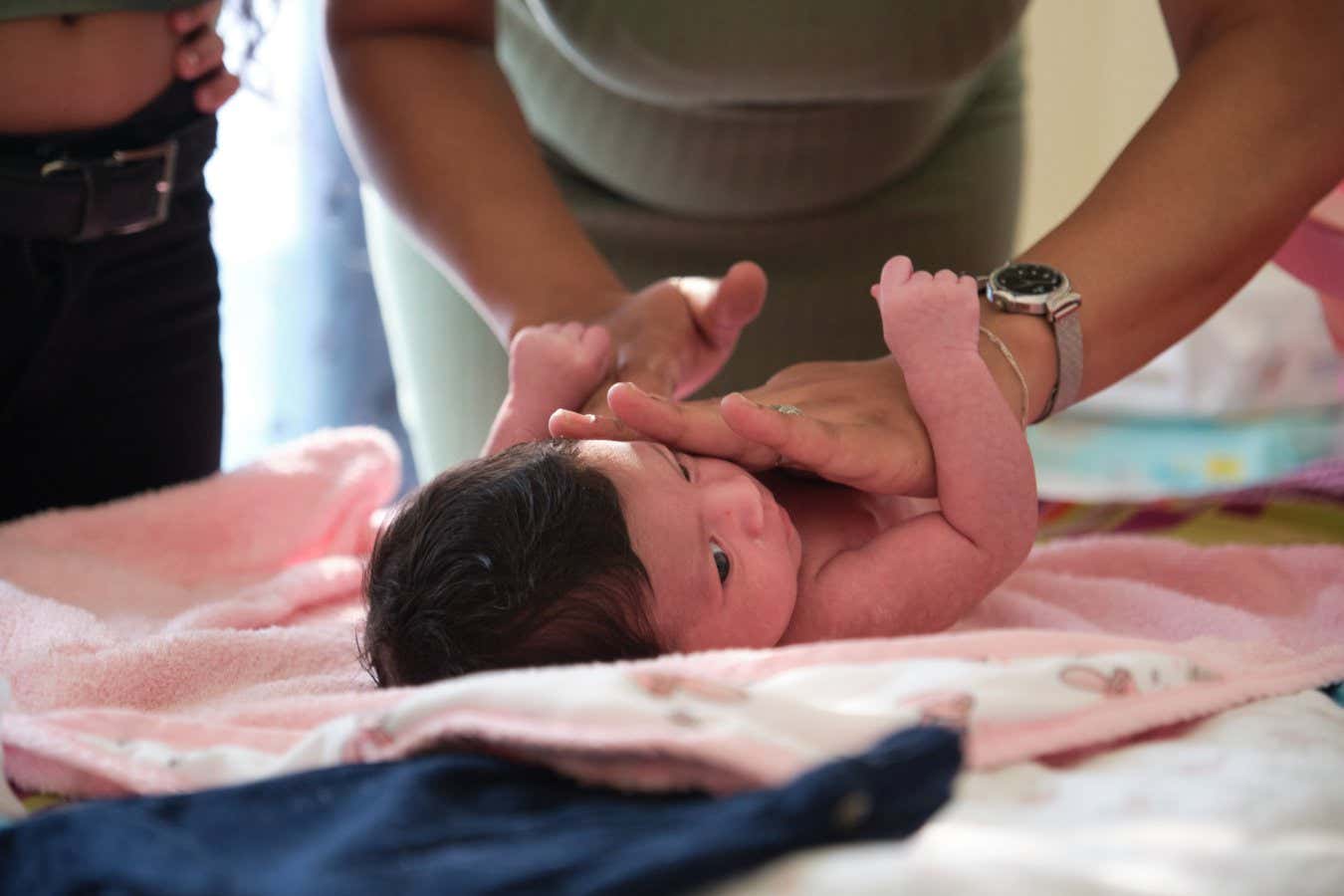 La rutina simple de cuidado de la piel podría evitar que los bebés desarrollen eccema