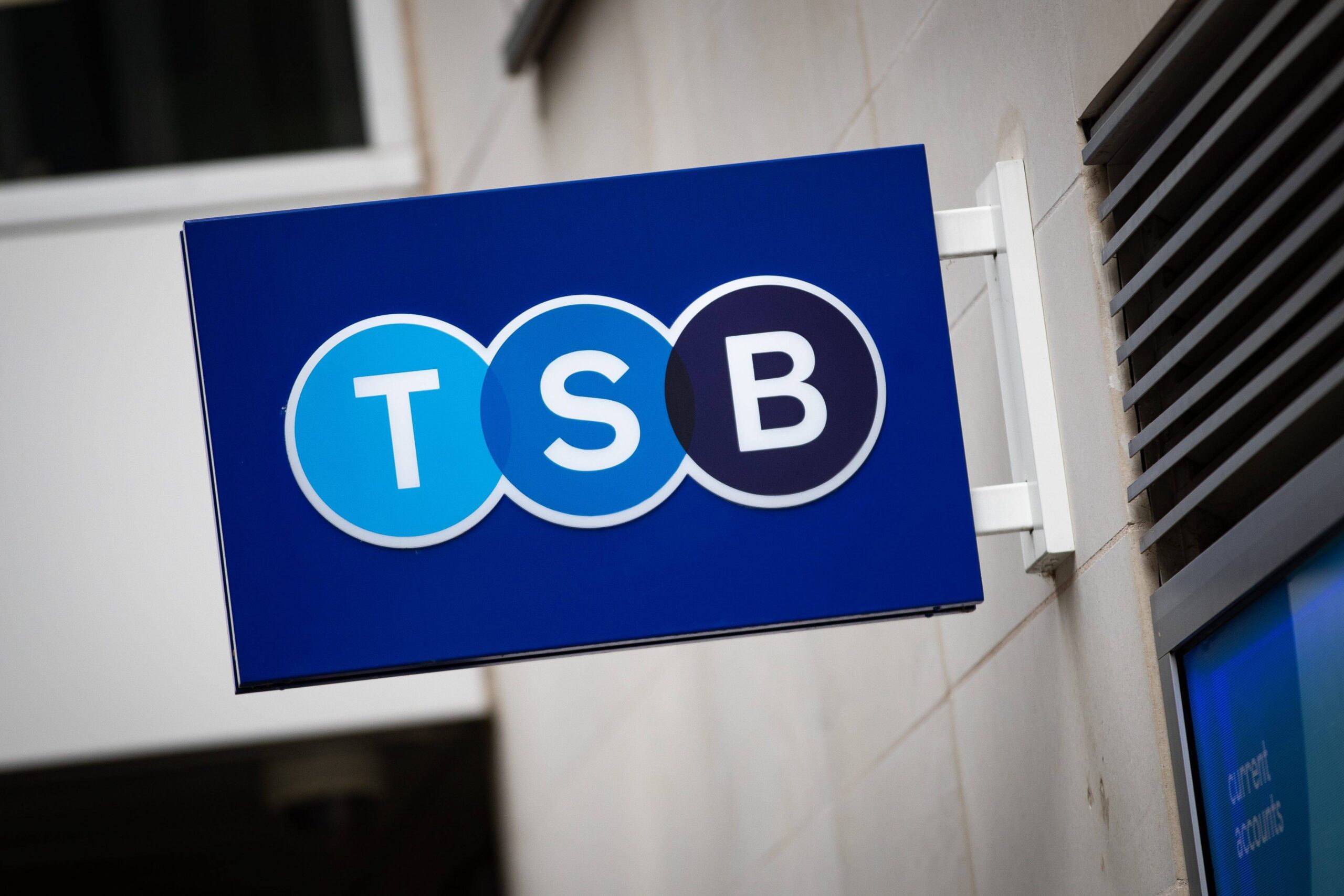 Sabadell de España acuerda vender Bank Bank TSB por 3.100 millones de euros, y entregar miles de millones a los accionistas