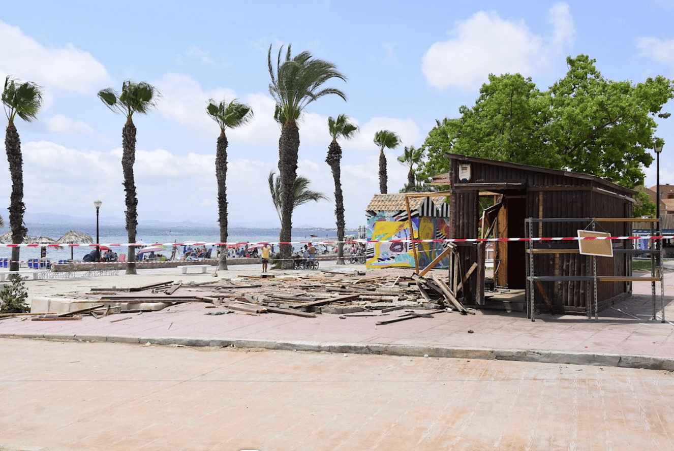 El popular bar de la playa de Los Alcázares ordenó desmantelar después de 30 años sin permiso