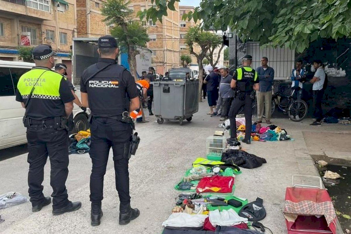 Blitz de verano contra los vendedores de la calle ilegal de Alicante con dos toneladas de artículos falsificados destruidos