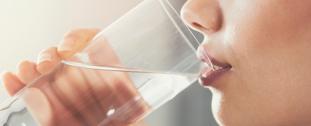 Palabras de moda Los riesgos de la nueva tendencia del bienestar de la bebida del blanqueador: Sciencealert