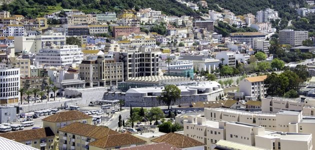 El primer ministro de Gibraltar acusó de ayudar a ‘alguien cercano a él’ a saltar la cola de vivienda después de que su matrimonio se rompió