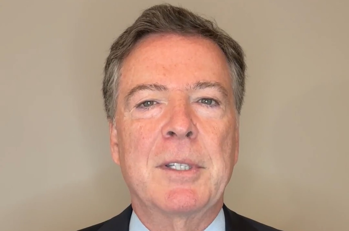 James Comey rompe su silencio, se va al presidente Trump en una perorata de 5 minutos después de que la DOJ abate a su hija Maurene Comey (video) | El experto de la puerta de entrada