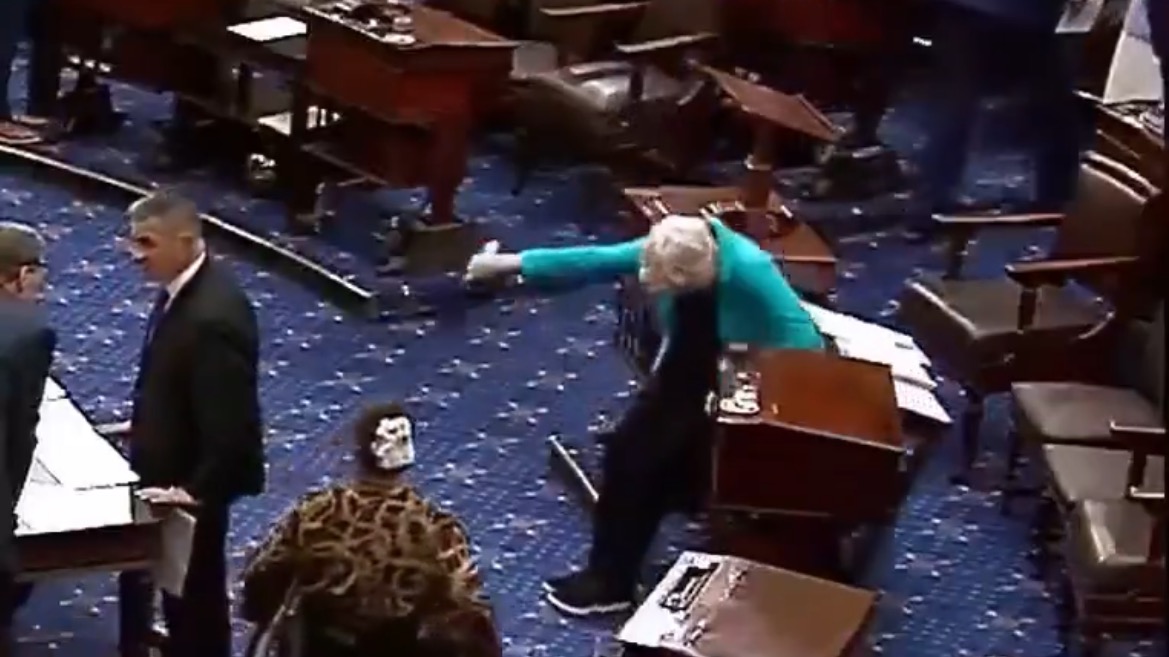 ¡Fake Indian Down! Elizabeth Warren toma un derrame desagradable en el piso del Senado (video) | El experto de la puerta de entrada