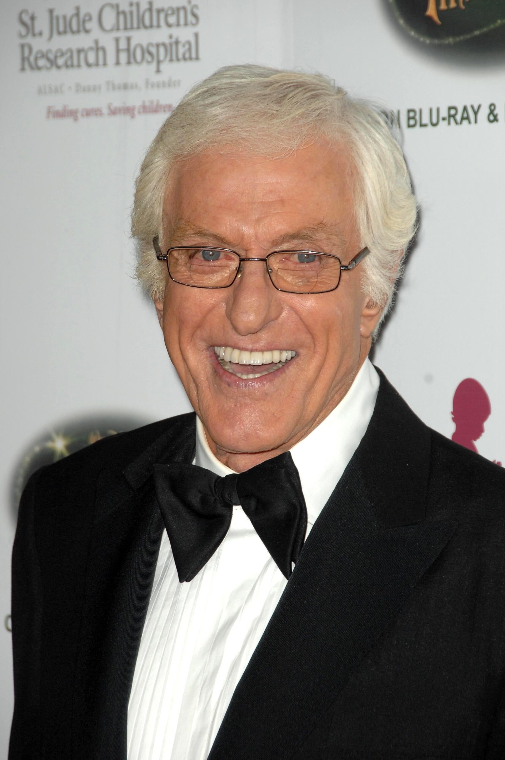 Coldplay celebra la vida de Dick Van Dyke en un nuevo video musical antes del 99 cumpleaños del actor